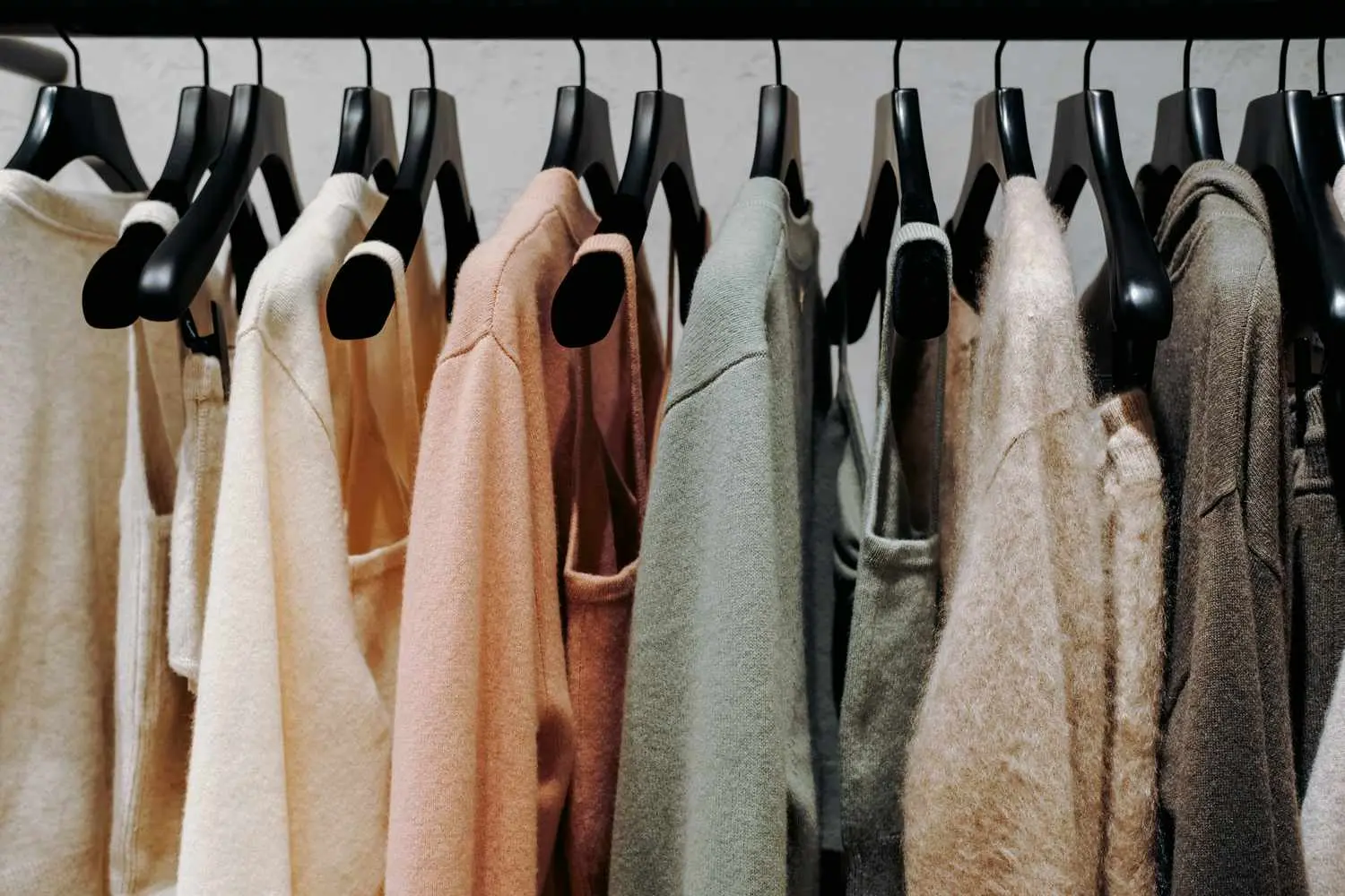 Formas inteligentes de colgar ropa sin un armario - Cómo cuelgo más ropa en mi armario formas inteligentes de colgar ropa - Cómo cuelgo más ropa en mi armario