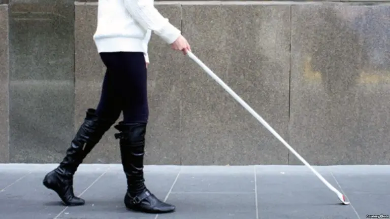 baston blanco inteligente - Cómo funciona el bastón WeWALK