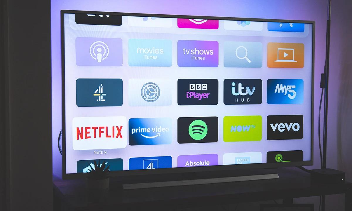 a como sale los televisores inteligentes - Cómo se llama el aparato que convierte un televisor normal en Smart TV