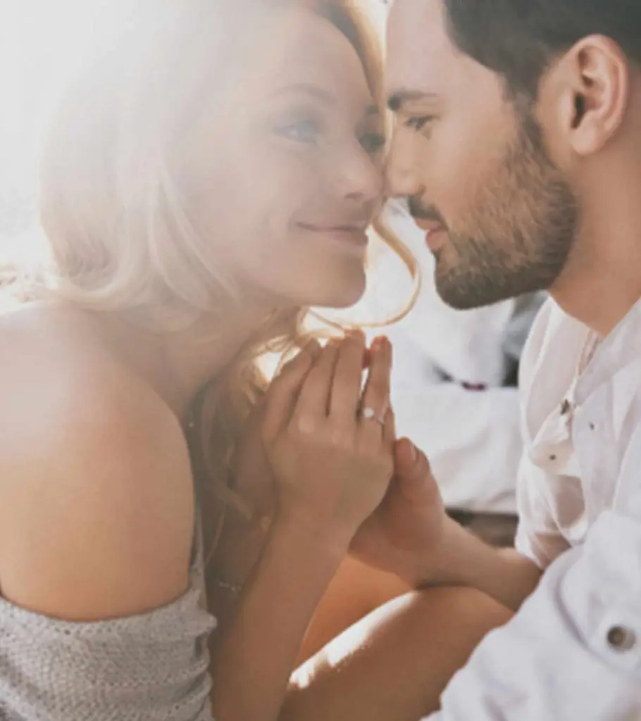 deciciones inteligentes de los hombres en el amor - Cómo un hombre le demuestra a una mujer que le importa