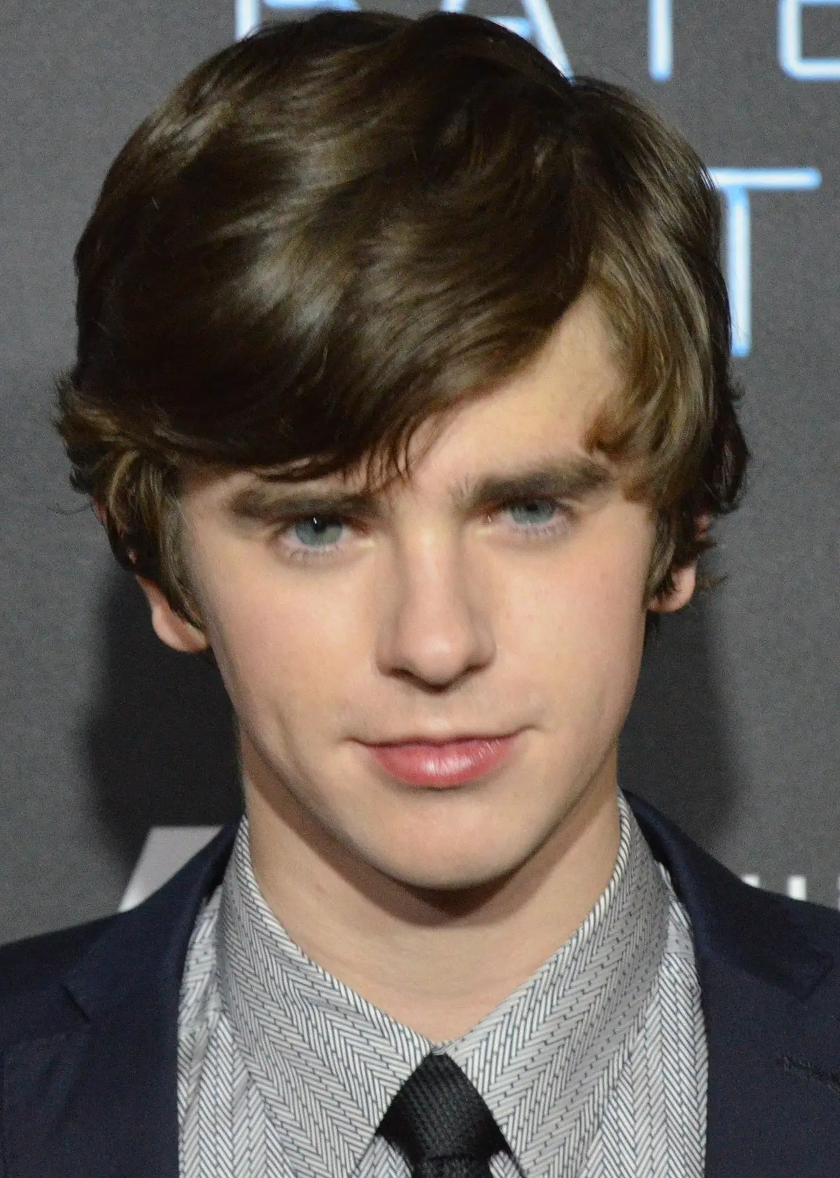 freddie highmore inteligencia artificial - Con quién está casado Freddie Highmore en la vida real