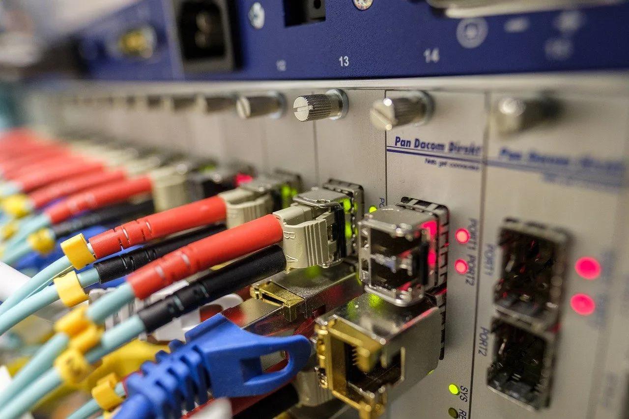 fibra optica inteligente - Cuáles son las ventajas y desventajas de la fibra óptica