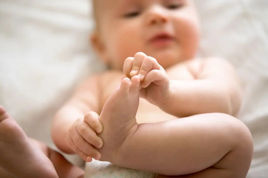 bebes descalzos mas inteligentes - Cuándo poner calcetines a un bebé