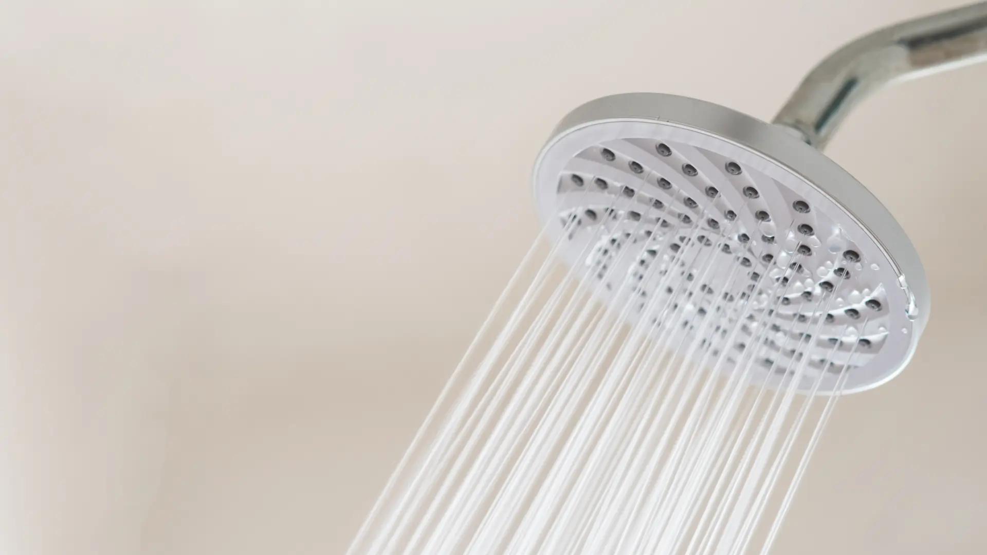 regadera inteligente que recicla el agua de la ducha - Cuánto gasta una persona promedio en bañarse