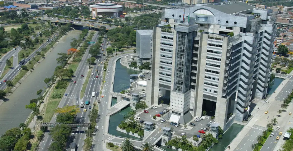 el edificio inteligente medellin - Cuántos pisos tiene el edificio más alto de Medellín