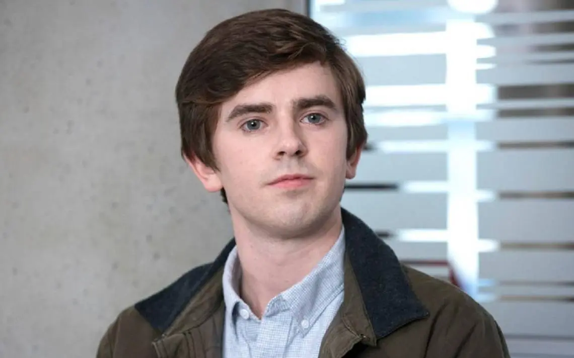 freddie highmore inteligencia - Por qué Freddie Highmore habla español