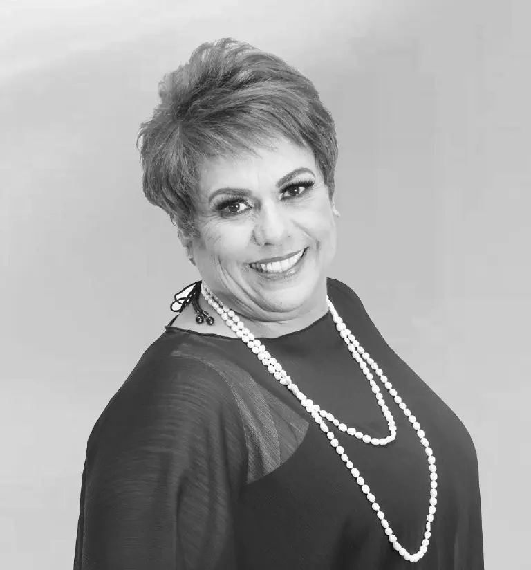 radio inteligente simplemente adriana - Quién es Adriana Corona