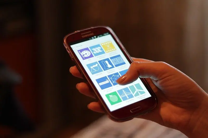 Celular inteligente en la muñeca: comodidad y funcionalidad - Sostener el teléfono puede causar túnel carpiano celaluar inteligente en la muñeca - Sostener el teléfono puede causar túnel carpiano